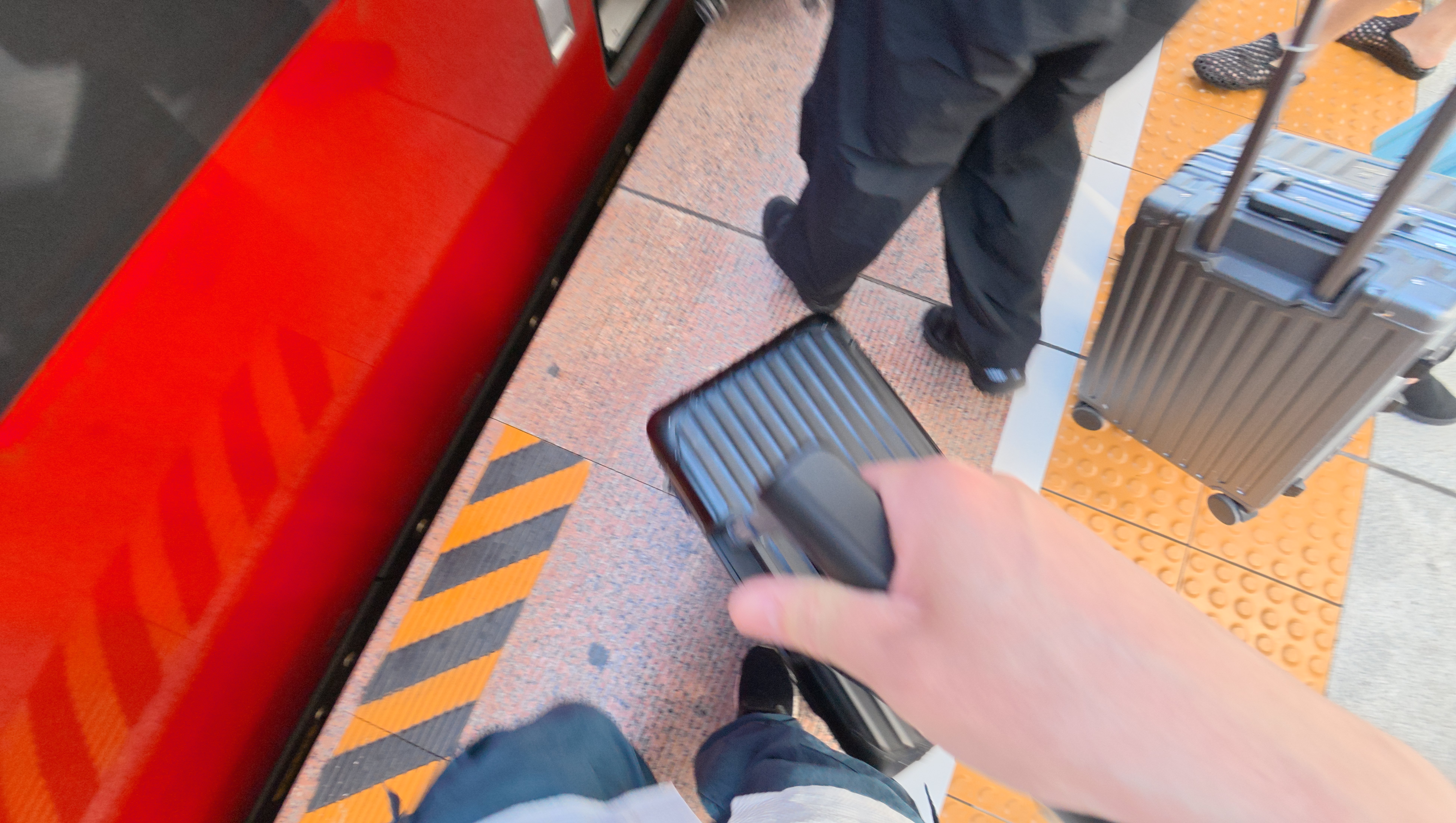 站台边拉着行李箱准备出发的人